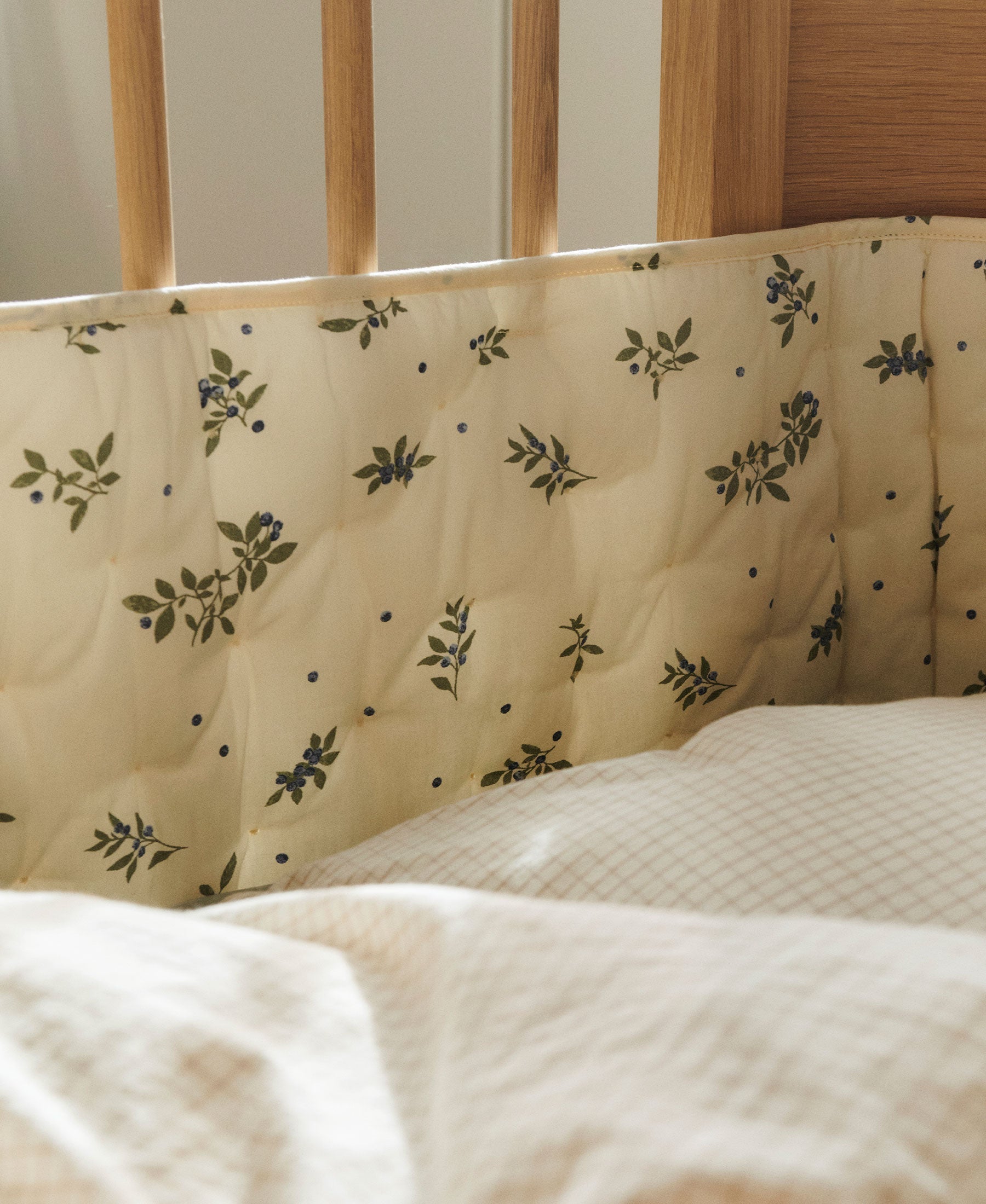 Nori Cot Bumper, Blueberries