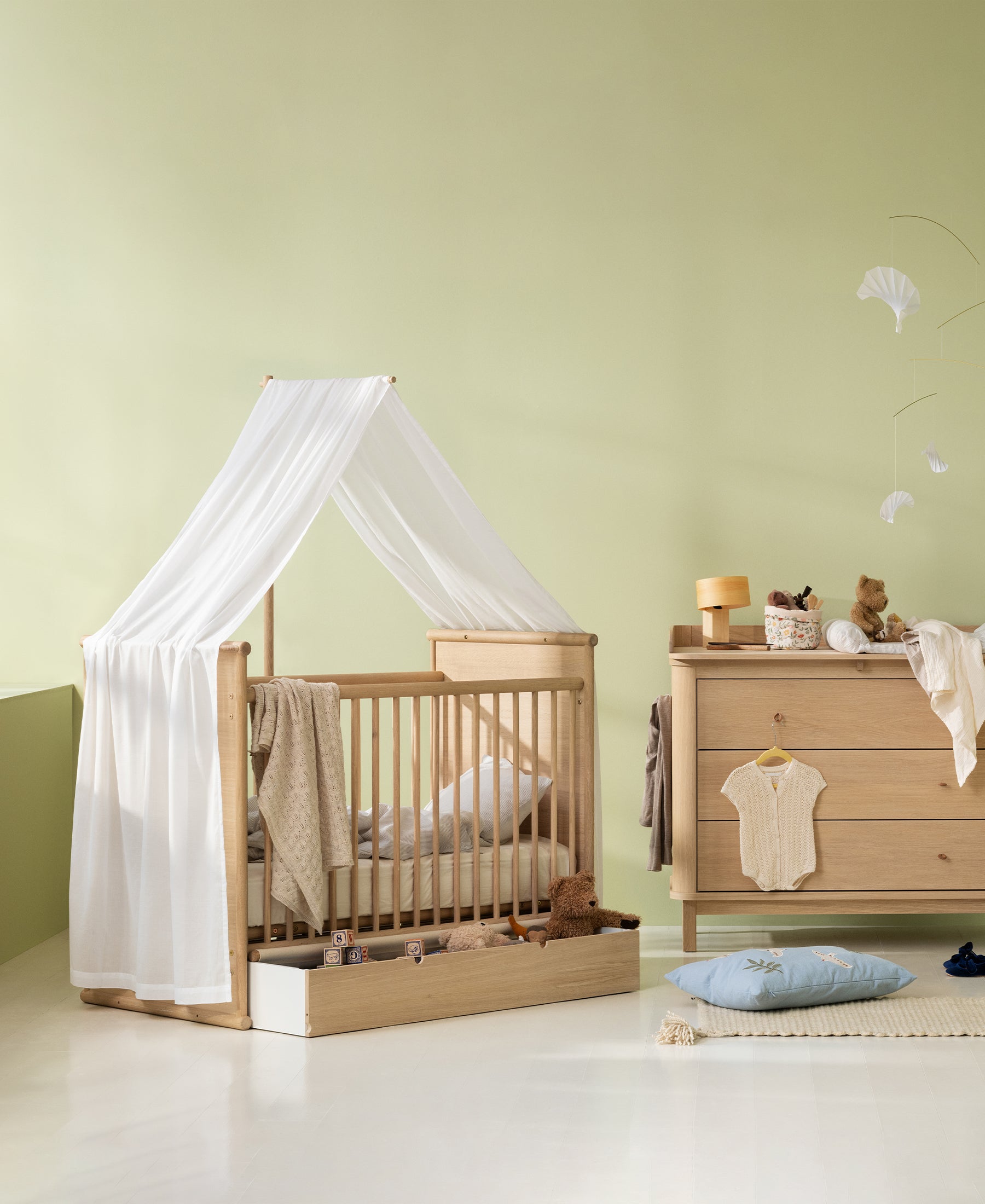 Camp Novel canopy holder for cot bed, oak