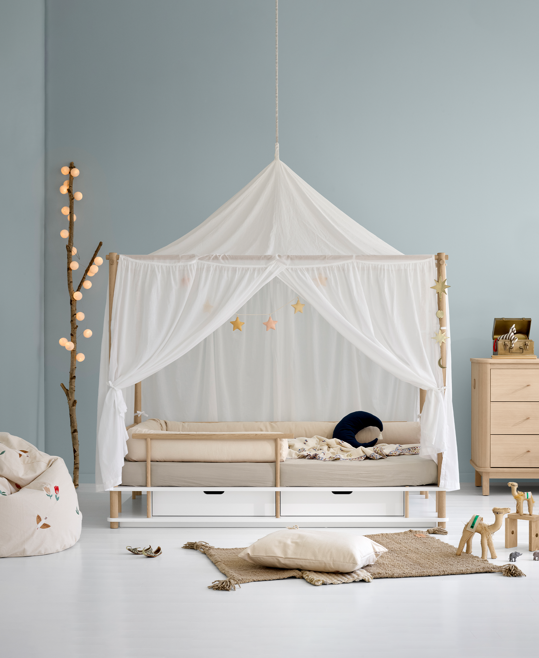 Camp canopy bed, white/oak